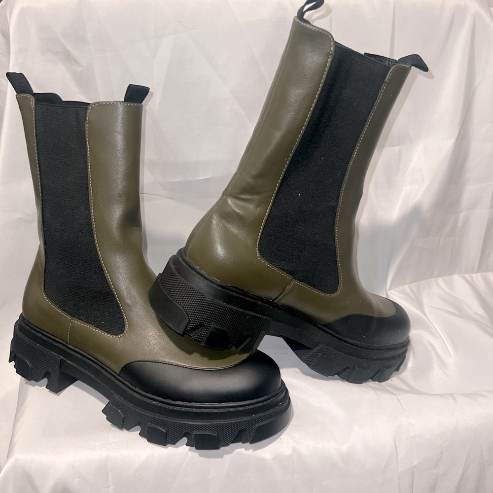 Chelsea Boots Green and Black Womens size 10 low platform heel NWT